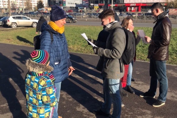 В День народного единства добровольцы Фрунзенского района провели акцию у станций метро