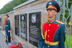 На Пискарёвском кладбище открыли памятную плиту севастопольцам, защищавшим Ленинград