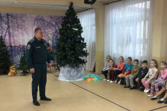 Сотрудники МЧС Фрунзенского района рассказали сотрудникам и воспитанникам детских садов о  пожарной безопасности