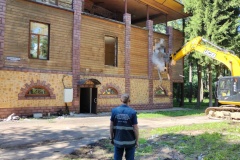 В Курортном районе Петербурга проводятся работы по сносу трёхэтажного ресторана, признанного самовольным строением