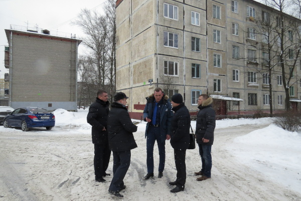 Работы по очистке кровель от снега и наледи в Невском районе на контроле у администрации 