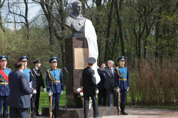 В Московском парке Победы открыли памятник летчику-космонавту Сергею Крикалеву