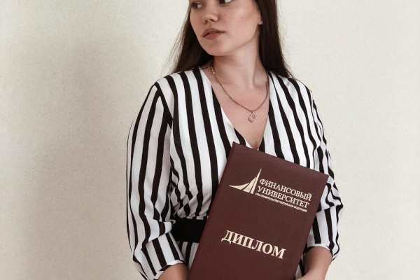 История успеха. Студентка Санкт‑Петербургского филиала Финансового университета Ксения Лаврова стала лучшим выпускником 2022