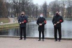 В Таврическом саду прошла торжественная церемония возложения цветов к памятнику Пионерам-героям