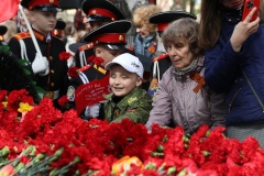 В День Победы у мемориала «Скорбящая» в Павловске прошел торжественно-траурный митинг