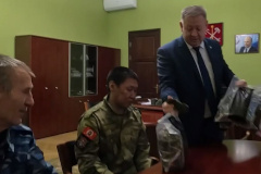 Глава Калининского района передал добровольцам СВО медицинские аптечки