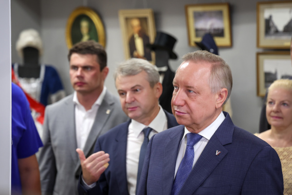 Александр Беглов сегодня посетил выставку достижений Кировского района