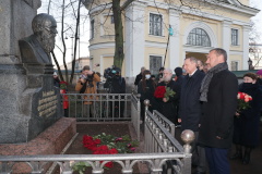 Александр Беглов почтил память Федора Достоевского в день его 200-летнего юбилея