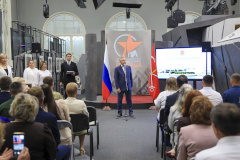 Александр Беглов вручил в Музее блокады документы на квартиры ветеранам боевых действий и их семьям