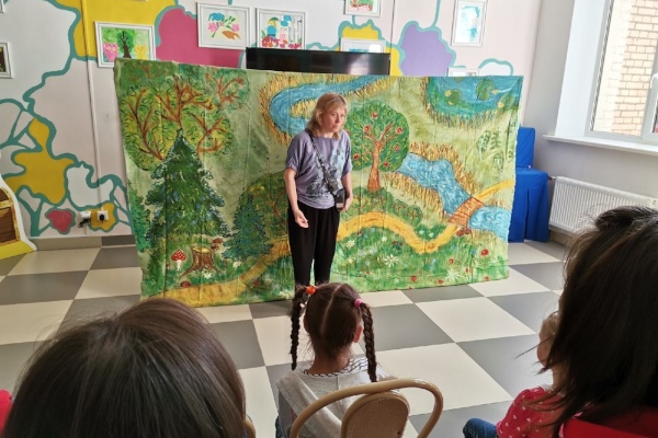 В библиотеке «Остров сокровищ» состоялся кукольный спектакль «Сказки о настоящей дружбе»