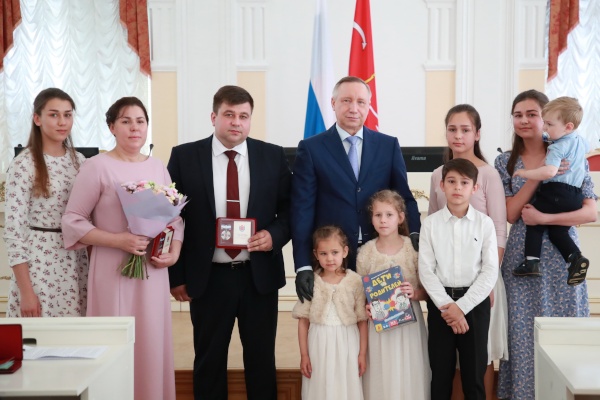 Многодетной семье из Ломоносова вручили государственную награду