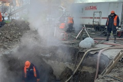 Сотрудники аварийной службы стараются работать в ускоренном темпе