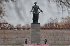 Участники проходящей в Петербурге Международной встречи по вопросам безопасности возложили цветы и венки к Пискаревскому мемориалу