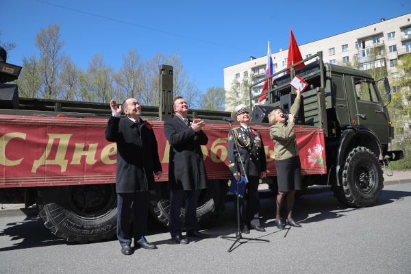 «Фронтовые бригады» устроили концерты во дворах, где живут ветераны