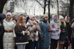 В Виноградовском сквере возложили цветы у памятной плиты учителям Блокадного Ленинграда