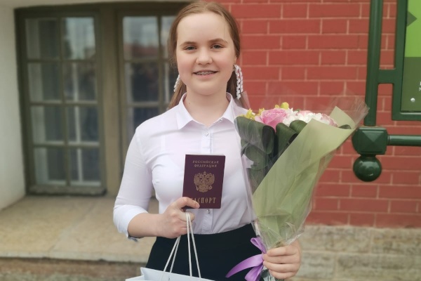 История успеха. «Мы – граждане России!»: Марина Торгашова получила паспорт из рук вице-губернатора
