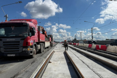 Более 50% новых трамвайных рельсов уложено на мосту Александра Невского