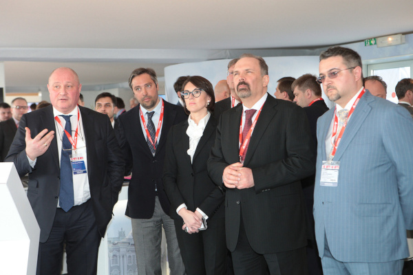 Министр РФ Михаил Мень посетил павильон Санкт‑Петербурга