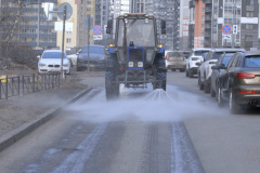 В Калининском районе стартовала весенняя промывка внутриквартальных территорий