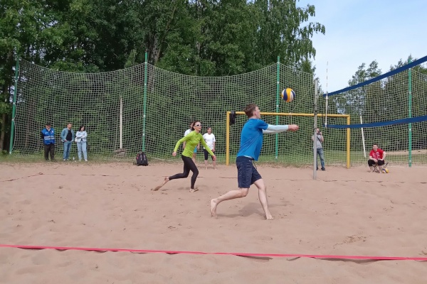 Не только общественная работа: народные дружинники соревновались в пляжном волейболе