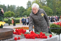 Память жертв блокады Ленинграда почтили на Серафимовском кладбище