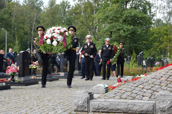 Память моряков подводной лодки «Курск» почтили на Серафимовском кладбище