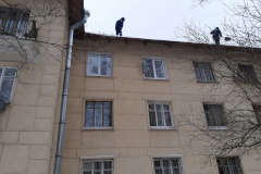 23 февраля в Кировском районе продолжается уборка снега и чистка кровель