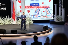 В День семьи, любви и верности Александр Беглов встретился с молодоженами и супружескими парами, прожившими в браке более 25 лет