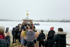 Крещенские купания прошли 19 января в главной городской купели у стен Петропавловской крепости