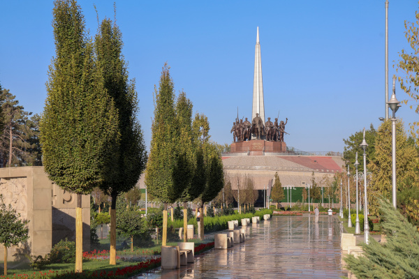 Александр Беглов возложил цветы к монументу «Ода стойкости» в мемориальном комплексе «Парк Победы» в Ташкенте