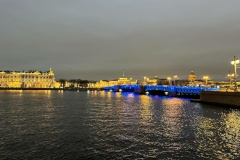 Петербург поддержал благотворительный проект «Мечты сбываются» синей подсветкой мостов