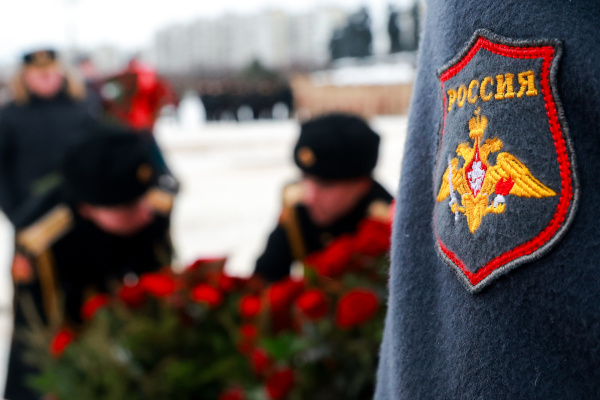 Возложение цветов и венков к Монументу героическим защитникам Ленинграда на площади Победы