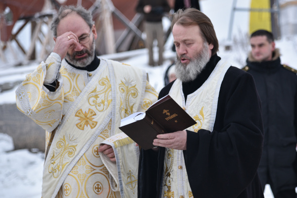 Праздничный молебен и освещение Иордани на месте Крещенского купания .