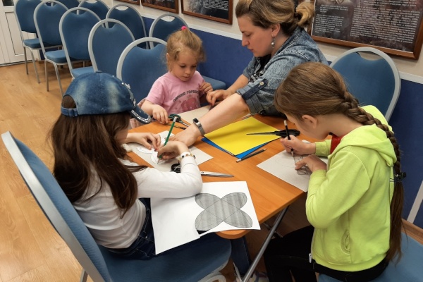 В библиотеке № 4 «Горелово» прошел мастер-класс «Волшебная коробочка»