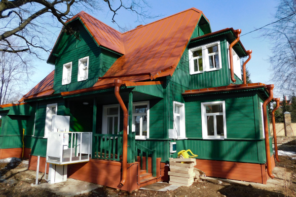 Книжный дом на берегу озера