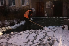 Во Фрунзенском районе устраняют последствия ночного снегопада