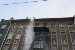 Продолжается борьба со снегом и наледью: сегодня в Адмиралтейском районе очистят крыши 95 домов