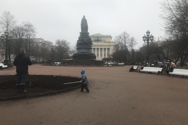Дождливая погода не испугала Госстройнадзор. Специалисты вышли на субботник вместе с детьми. 