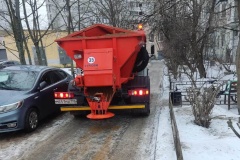 Уборка внутриквартальных территорий продолжается