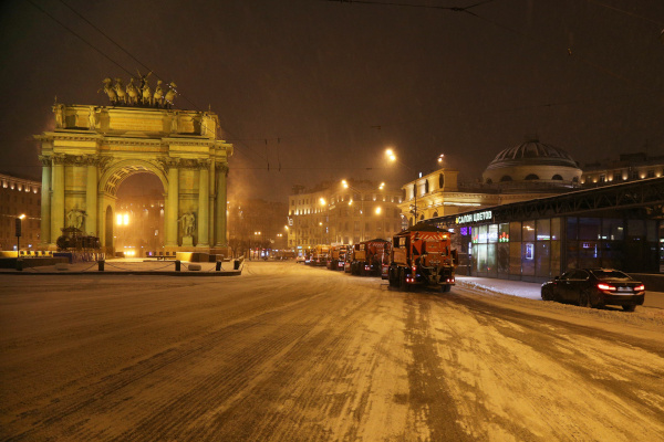 Коммунальные службы Кировского района продолжают уборку снега