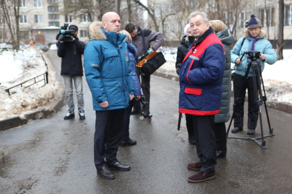 Константин Серов проверил ход работ по уборке снега в Невском районе