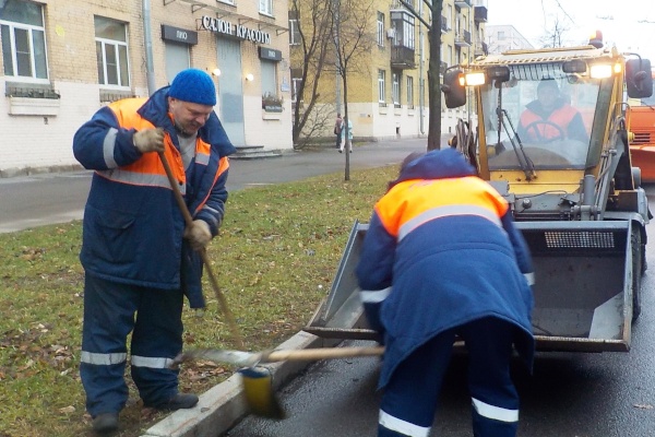 Дороги Кировского района продолжают готовить к зиме