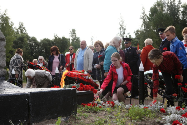 На Малой Пискаревке прошла церемония памяти жертв блокады Ленинграда