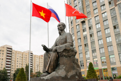 Возложение цветов к памятнику первому президенту Вьетнама Хо Ши Мину