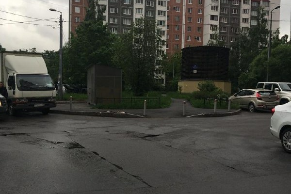 Контейнерная площадка закрытого типа по адресу: пр. Просвещения, д. 34
