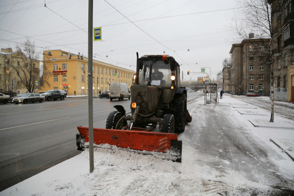 Кировский район чистят от снега 440 дворников и 75 уборочных машин