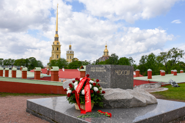 В честь Дня рождения города Общественная палата Санкт‑Петербурга возложила цветы у памятного знака в Петропавловской крепости