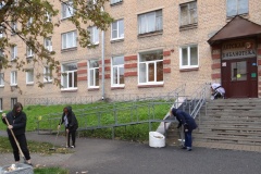 Сотрудники библиотечной системы Невского района Санкт‑Петербурга принимают активное участие в осеннем месячнике по благоустройству