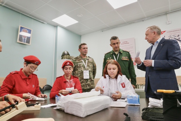 Александр Беглов посетил подростково-молодежный клуб «Непокоренный рубеж»