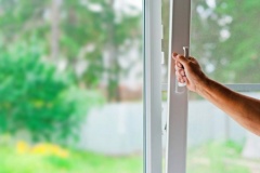 Уважаемые родители! Не оставляйте детей без присмотра у окна
